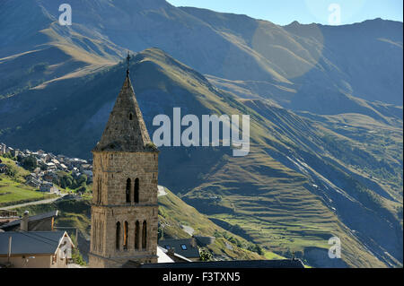 Romanische Kirchturm des Bergdorfes Le Chazelet, Dorf Les Terrassen im Hintergrund, Französische Alpen, Frankreich Stockfoto