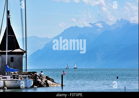 Blick über den Genfer See mit den umliegenden Bergen in Morges, Frankreich, Französische Alpen Stockfoto