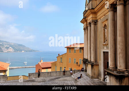 Blick auf das Meer vom malerisches Städtchen Menton an der Côte d ' Azur, in der Nähe der Grenze zu Italien, Französische Alpen, Frankreich Stockfoto