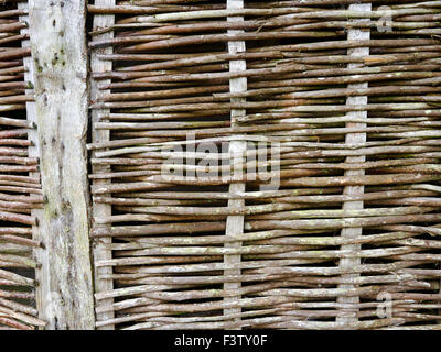 Flechtwerk Wand von weben biegsam Hasel Holz Pfosten. Dies war oft ein Lehm/Stroh/Dung-Pflaster rief Daub bedeckt. Stockfoto