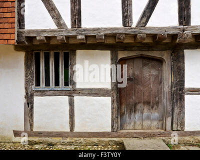 Detail von der Vorderseite des einen frühen Tudor (16. Jahrhundert) Stadthaus mit altem Obergeschoss & Fachwerk-Konstruktion. Stockfoto