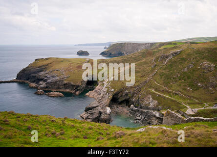 Coastal Path laufen entlang der schroffen North Cornwall Küste England Uk in der Nähe von Tintagel Stockfoto