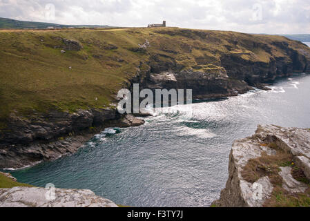 Die robuste North Cornwall Küste England Uk gesehen von Tintagel Castle mit St Materiana Kirche In The Distance Stockfoto