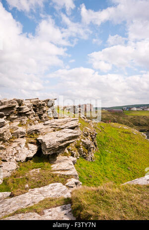 Die Ruinen von Tintagel Castle mit Burg Camelot Hotel In Entfernung Cornwall England UK Stockfoto