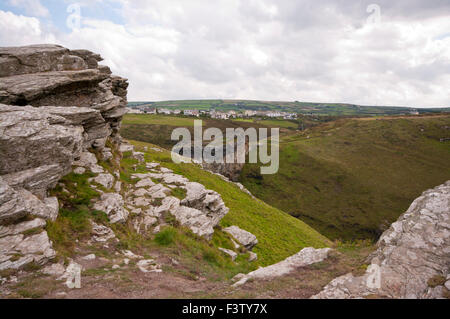 Die Ruinen von Tintagel Castle mit The Village In The Abstand Cornwall England UK Stockfoto