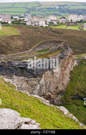 Die Ruinen von Tintagel Castle mit The Village In The Abstand Cornwall England UK Stockfoto