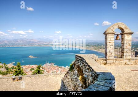 Ein Blick auf die Stadt Nafplio in Griechenland von Palamidi Burg. Nafplio war die erste Hauptstadt Griechenlands. Stockfoto