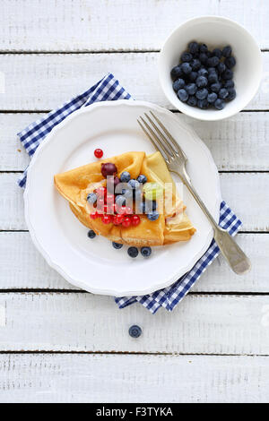 Pfannkuchen zum Frühstück mit Beeren auf Platte Stockfoto