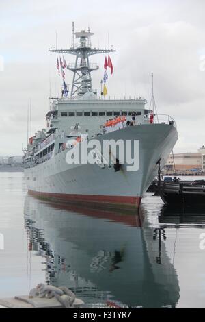 Honolulu, Vereinigte Staaten. 12. Oktober 2015. Die chinesische Marine-Schulschiff "Zhenghe" kommt in Pearl Harbor, Hawaii, USA, 12. Oktober 2015. Die chinesische Marine-Schulschiff "Zhenghe" kam Montag in Pearl Harbor, Hawaii, starten ein viertägiges Wohlwollen zu besuchen, in die Vereinigten Staaten. Bildnachweis: Guo Shuang/Xinhua/Alamy Live-Nachrichten Stockfoto