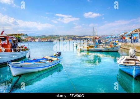 Ein Blick auf den Hafen und die Küste in Gythion, eine sehr malerische Stadt in Peloponnes, Griechenland. Viele Boote sind auf dem Har begonnen. Stockfoto