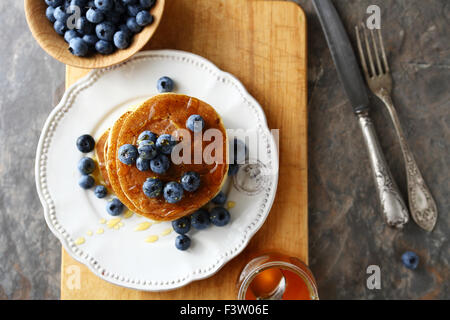 Stapel Pfannkuchen mit Beeren, oben Stockfoto