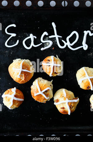 Ostern Hot Cross Buns auf schwarzem Hintergrund Stockfoto