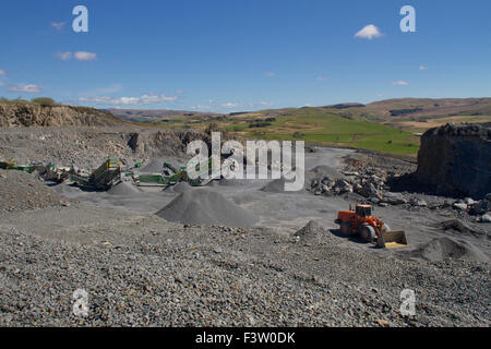 Fels zerkleinern Maschinen in einem Steinbruch arbeiten Roadstone. Ystrad Meurig Steinbruch. Ceredigion, Wales. April. Stockfoto