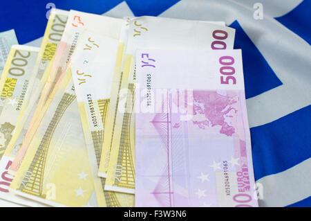 Euro-Banknoten auf die griechische Flagge gestapelt Stockfoto