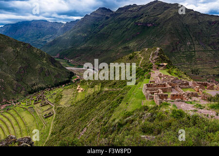 Blick auf das Heilige Tal und alten Inka-Terrassen in Pisac, Peru. Stockfoto