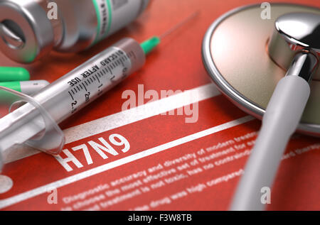 H7N9 Virus auf orangem Hintergrund und medizinische Zusammensetzung - Stethoskop, Pillen und Spritze. Medizinisches Konzept. Unscharfes Bild. Stockfoto