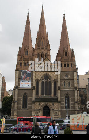 St. Pauls Cathedral auf Flinders Street, Melbourne mit einem Schild mit der Aufschrift, "Voll begrüßen wir Flüchtlinge". Stockfoto