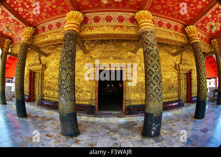 Verzierte Säulen im Tempel Wat Mai Suwannaphumaham (aka MwSt Mai), Luang Prabang, Laos Stockfoto