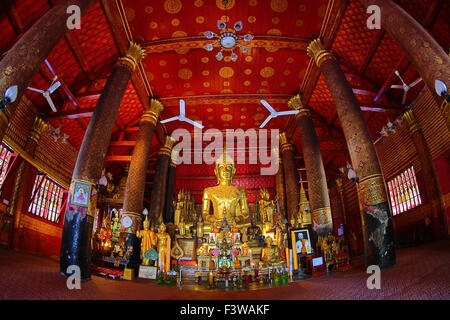 Buddha-Statue im Tempel Wat Mai Suwannaphumaham (aka MwSt Mai), Luang Prabang, Laos Stockfoto