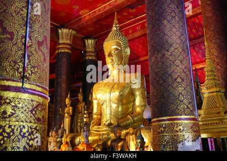 Buddha-Statue im Tempel Wat Mai Suwannaphumaham (aka MwSt Mai), Luang Prabang, Laos Stockfoto