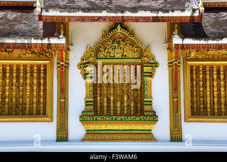 Fensterbilder im Tempel Wat Ho Prabang, Luang Prabang, Laos Stockfoto