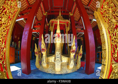 Naga auf die goldene zeremonielle barge in der Begräbniskapelle des Vat Xieng Thong Tempel, Luang Prabang, Laos Stockfoto