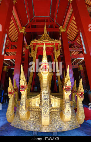 Naga auf die goldene zeremonielle barge in der Begräbniskapelle des Vat Xieng Thong Tempel, Luang Prabang, Laos Stockfoto