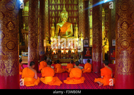 Buddhistische Mönche im Gottesdienst im Tempel Wat Sen in Luang Prabang, Laos Stockfoto