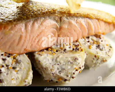 Knusprige Haut Lachs Stockfoto