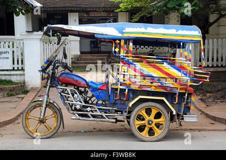 Drei Rädern Tuk Tuk Taxi in Luang Prabang, Laos Stockfoto