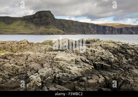 Waterstein Head auf der Isle Of Skye, Schottland. Felsige Ufer im Vordergrund. Stockfoto