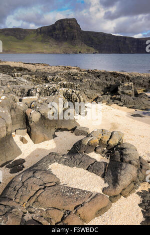 Waterstein Head auf der Isle Of Skye, Schottland. Ein kleiner Strand mit hellem Sand im Vordergrund. Stockfoto