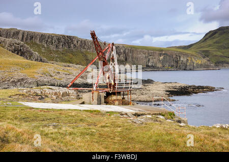 Alten Bootssteg und Kran an landschaftlich Punkt auf der Isle Of Skye, Schottland. Stockfoto