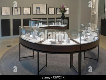 Schmuck-Display in Georg Jensen Silberschmiede Lebensstil Geschäft in der Fußgängerzone und Einkaufsmeile Straße Strøget in Kopenhagen Dänemark Stockfoto