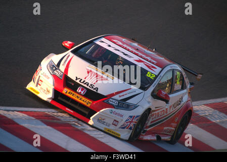 Gordon Shedden in seinem Honda Yuasa Racing Civic Type R zwischen Paddock Hill Bend und Druiden Stockfoto