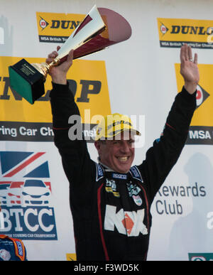 Jason Plato Team BMR mit ist Gewinner Trophäe für das letzte Rennen der BTCC Brands Hatch 2015 Stockfoto