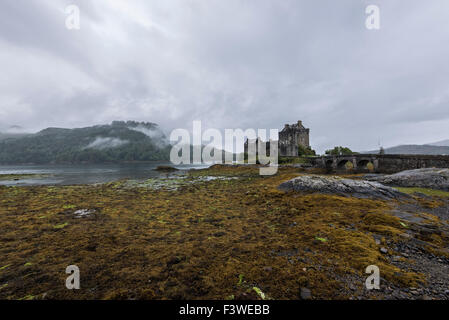 Eilean Donan Castle, Dornie, Schottisches Hochland an einem launisch und stimmungsvollen herbstlichen Tag Stockfoto