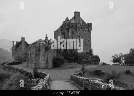 Eilean Donan Castle, Dornie, Schottisches Hochland auf eine atmosphärische trüben Regentag in schwarz / weiß Stockfoto