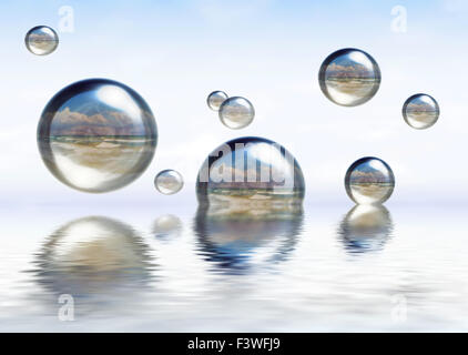 glasige Sphären schweben auf dem Wasser Stockfoto