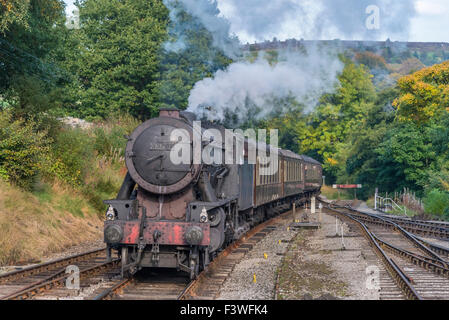 WD 2-8-0 90733 – verwittert und neu nummeriert 90711 Oxenhope Station auf der Keighly Worth Valley Railway. Stockfoto