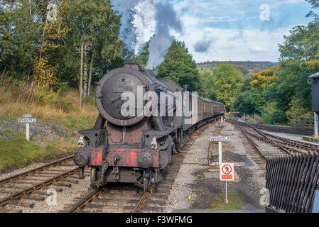 WD 2-8-0 90733 – verwittert und neu nummeriert 90711 Oxenhope Station auf der Keighly Worth Valley Railway. Stockfoto