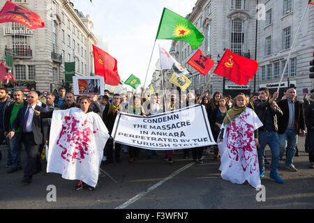 London, UK. 10.11.2015. Demonstranten am Piccadilly Circus. Mehrere Tausend Kurden und Türken marschierten von der Downing Street mit der BBC-zentrale im Langham Place, Protest gegen die Bomben in Ankara, die viele Menschen, die Teilnahme an einer Friedensdemonstration getötet. Stockfoto