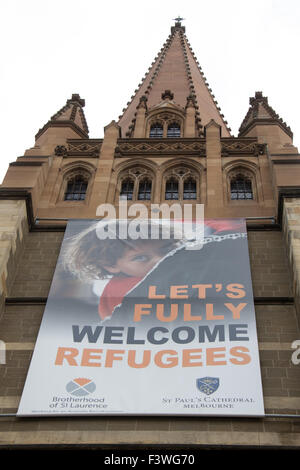 St. Pauls Cathedral auf Flinders Street, Melbourne mit einem Schild mit der Aufschrift, "Voll begrüßen wir Flüchtlinge". Stockfoto