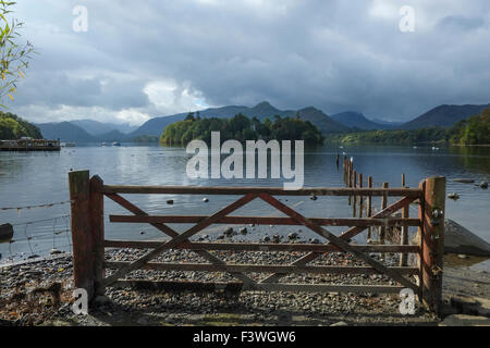 Ansicht des Derwent Water von Keswick mit Holztor und Zaun im Vordergrund Stockfoto