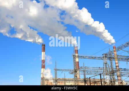 Rauchende Schlote des Kraftwerks Stockfoto