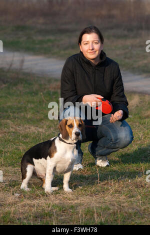 Mädchen mit einem Tri-farbige Beagle in einem park Stockfoto