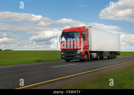 rote LKW-LKW mit Anhänger Stockfoto