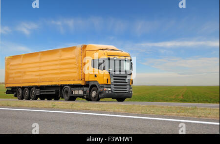 Orange LKW mit Anhänger Stockfoto