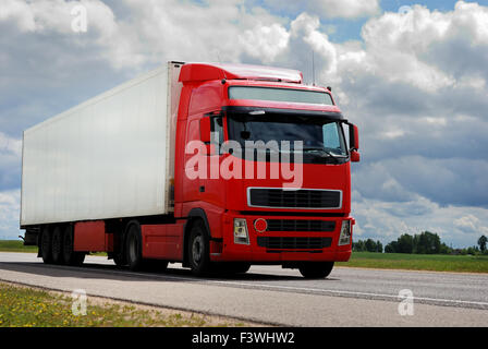 rote LKW mit Anhänger Stockfoto