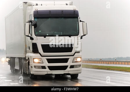weißen LKW während des Regens Stockfoto
